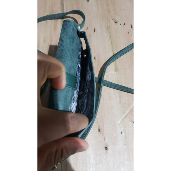 Adrienne Vittadini Studio Phone Wallet Crossbody Green EUC - Picture 4 of 6